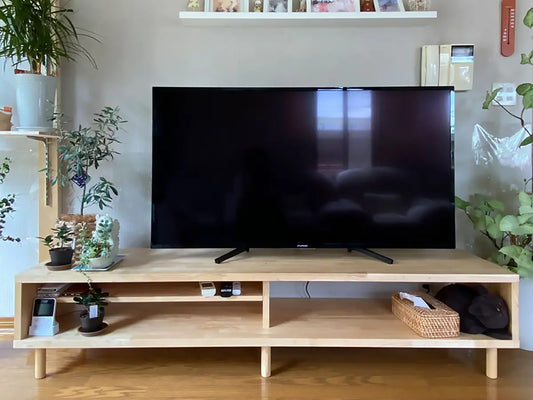 植物と楽しむ、ラバーウッドのテレビボード