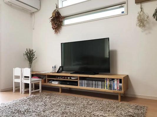 オークの力強い木目が主役。永く愛せる「シンプルを極めた」テレビ台