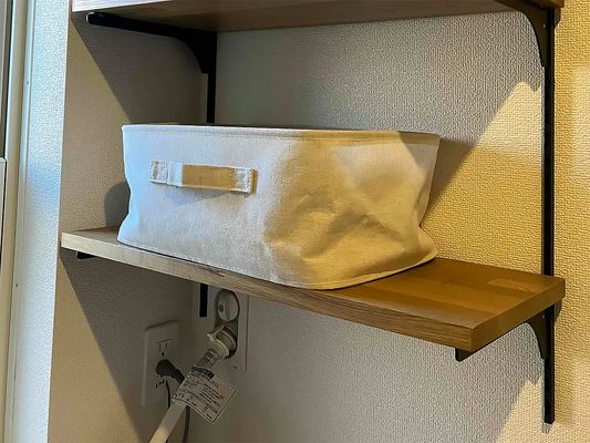 洗面所オープン棚のお客様事例（オーク材棚板×ブラック棚柱）