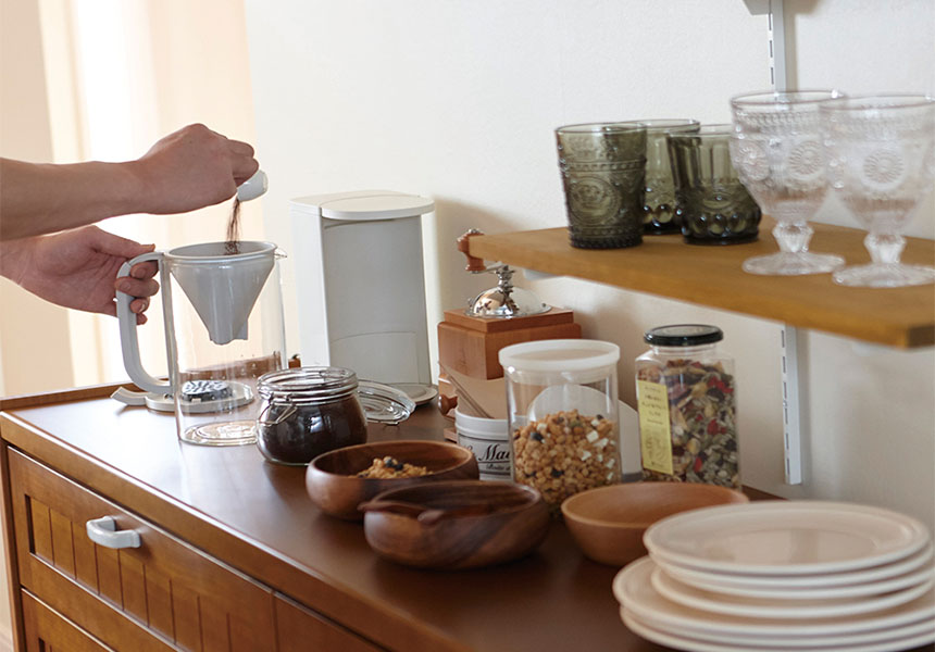 【キッチン】お気に入りの食器を並べられる無垢の木の棚板4枚と金具セット 3