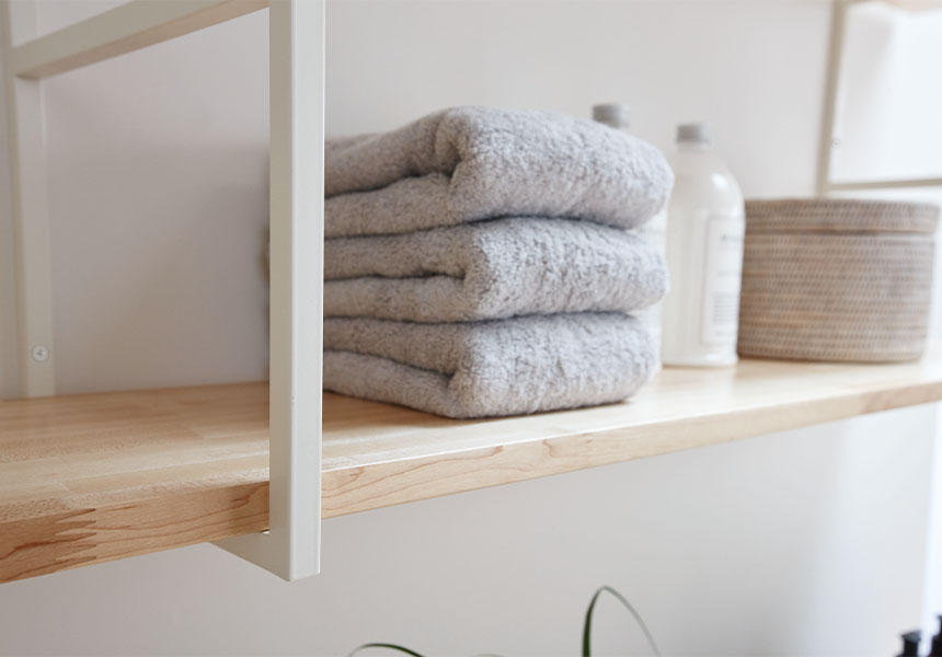 【洗面所】毎日使うタオルやシャンプーのストックをキレイにしまえる無垢の木の棚板2枚と金具セット 2
