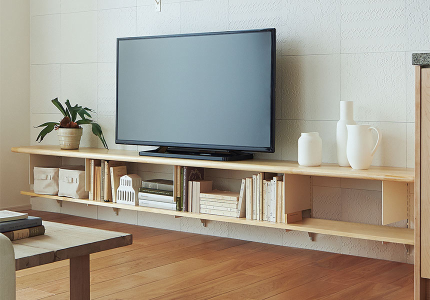 【リビング】ちょっと浮いているテレビを置ける無垢の木のニュージーパイン®棚板2枚と金具セット　奥行300mm