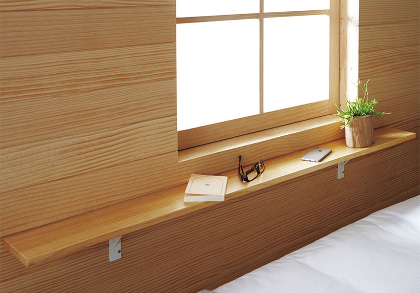 【寝室】手の届く場所に眼鏡と本と携帯を置いておく無垢の木の棚板と金具セット 1