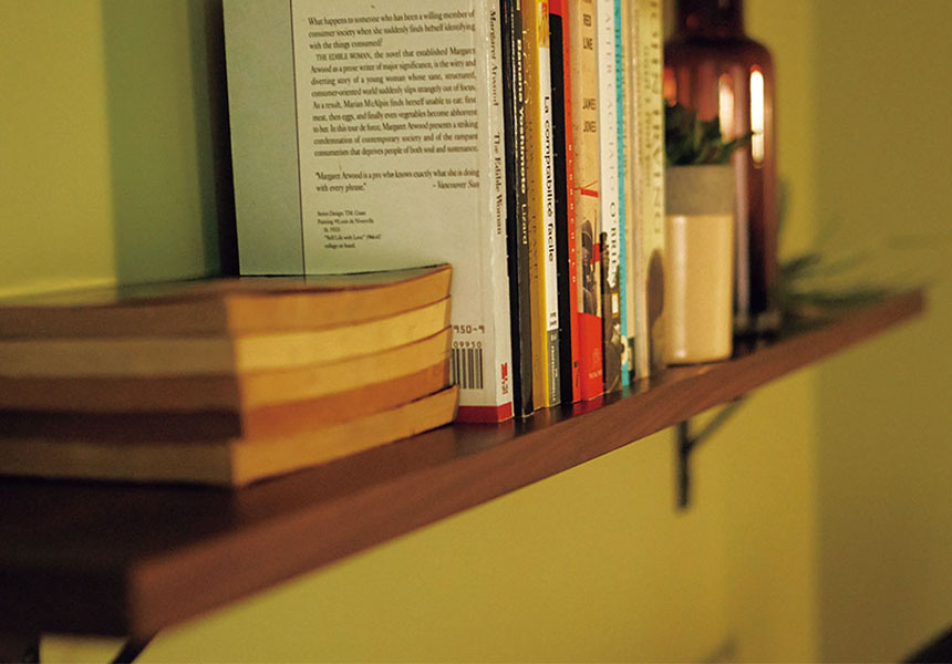 【リビング】つい洋書を並べたくなってしまう無垢の木の棚板と金具セット